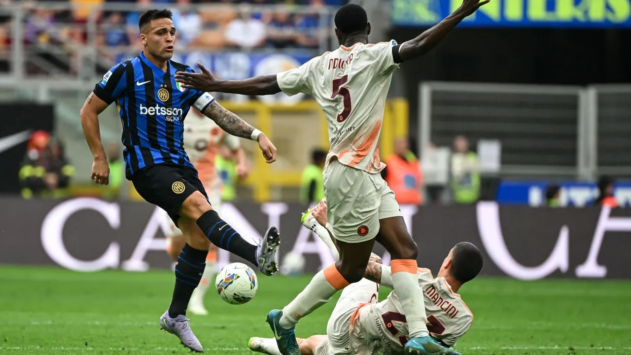 صراع ثلاثي بين برشلونة وليفربول ومانشستر يونايتد للتعاقد مع المدافع الملقب بالصخرة